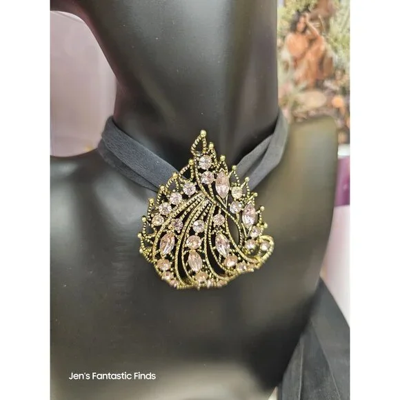 Vintage Gold-Tone‎ Rhinestone Brooch & Clip-On Earrings Set - Picture 2 of 7